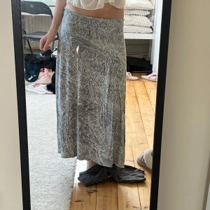 Svartvit långkjol med zebramönster rabalder - Supersnygg långkjol från rabalder i svartvitt zebramönster. Jag på bilden är 168cm och tycker länden bli konstig på mig. Har inge tecken på skada av nått slag