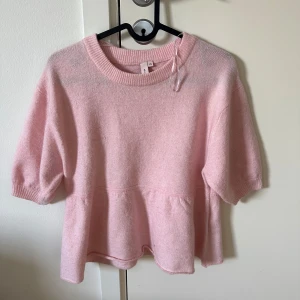 Ljusrosa stickad tröja - En jätte fin rosa stickad tröja, aldrig använd!!😻
