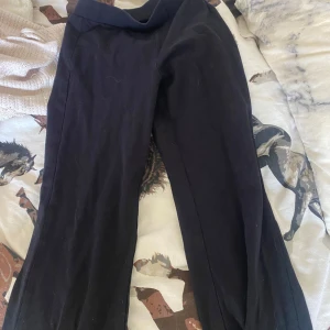 Svarta byxor i bomull stl 152 - Svarta byxor från Cubus i storlek 152. De har en enkel och stilren design med rak passform och resår i midjan. Tillverkade i mjukt bomullsmaterial som är skönt att ha på sig hela dagen.