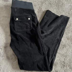 Svarta velourbyxor Juicy Couture XS - Säljer dessa svarta juicy couture byxorna som är avklippta och passar om man är under 160 cm lång 💕 använda men bra skick, bara lite urtvättade. Pris diskuteras vid snabb affär 