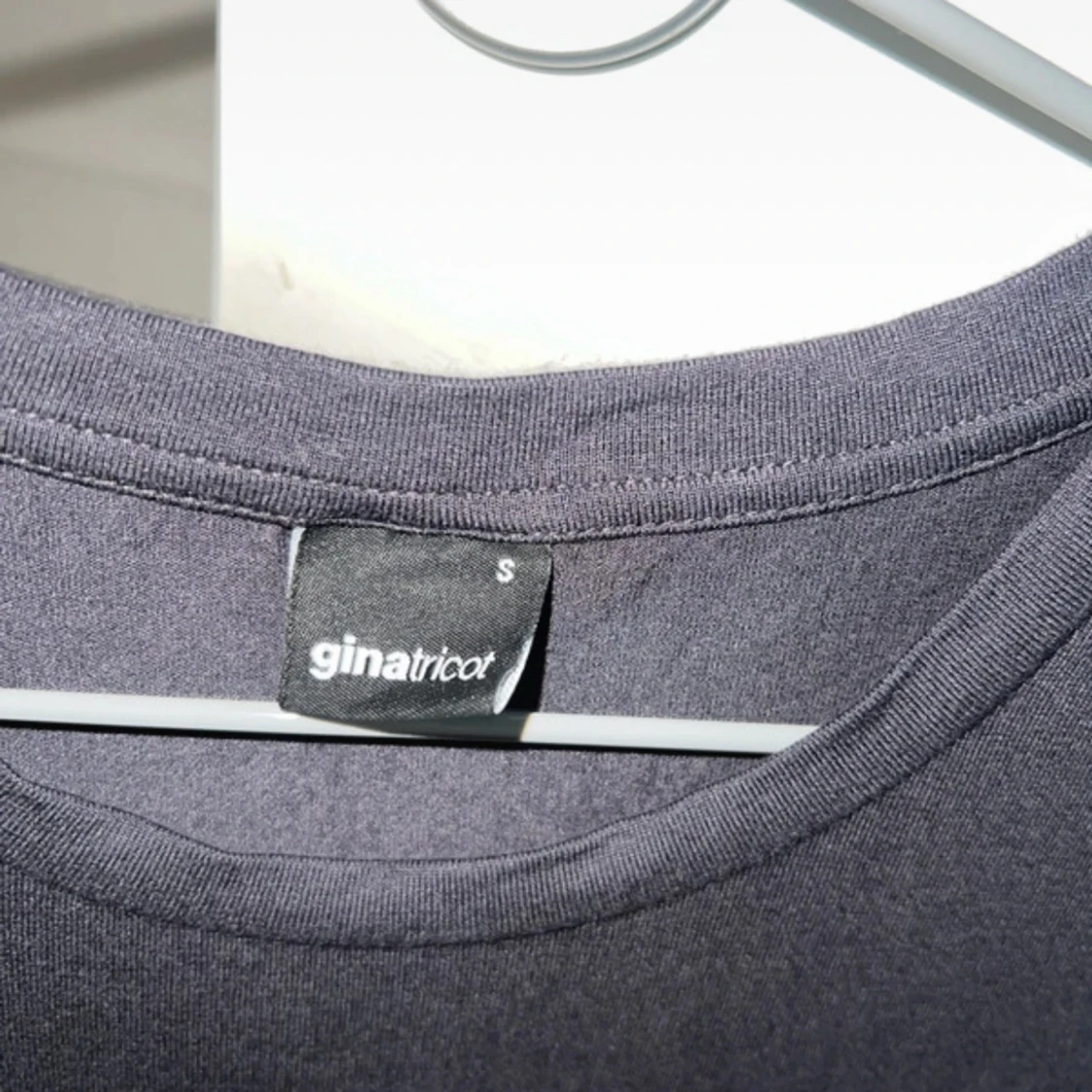 grå soft touch top  - 1