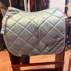 Turkost shabrak  - Turkost dressyr shabrak strl full, helt okej skick då de är lite noppigt vid sadeln