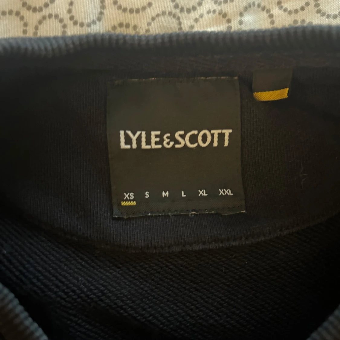 Svart sweatshirt från Lyle & Scott - 2