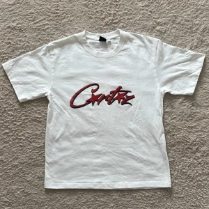 Corteiz t-shirt - ALDRIG ANVÄNT. SPANG BANGING NEW. Är runt 175-178 cm och den passar löst men lite för kort för min stil. Den är it cropped men på min kropp är den lite för kort. Därför säljer jag den😁