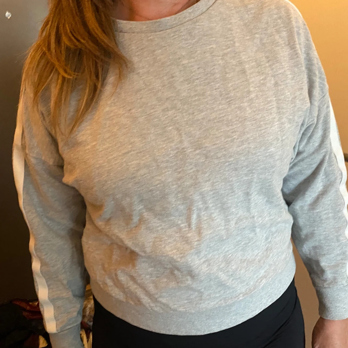 Grå sweatshirt med vit rand - 1