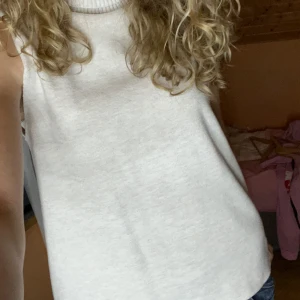 Beige ärmlös polotopp - Superfin beige ärmlös polotopp, knappt använd. Storlek L men passar mig bra som är storlek S :) 📏 Mått (mätt platt): Axelbredd: 23cm Längd: 71cm Hör av dig vid fler frågor!💕