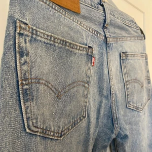 Levi's 551 ljusblå jeans W30 L34 - Ljusblå Levi's 551 jeans i storlek: W30 L34. Rak passform.