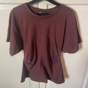 Vinröd topp - Vinröd topp, t-shirt med drapering på sidan, använd en gång