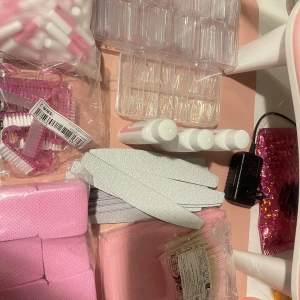 Nageltillbehör/ naglar  - Jag säljer mina 300pcs nail tips, 24pc almond nail tips, 25pc nagel borstar, 500pcs nail wipes, 500pcs nail sticks, 100pcs lim, 16 pcs fil 100/180 grit, 3pc gel remover, och 12 nail table mats för endast 400kr. Som ni ser så är allt nytt. 