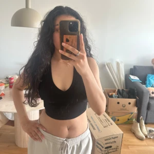 Svart halterneck - - använd 2 gånger  - inga fläckar eller hål (spegeln är smutsig) - går att knyta vid nacken för att göra den tajtare och lösare