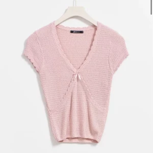 gina topp - säljer en rosa crochet knitted top i storlek s från gina tricot (slutsåld). har använts ett fåtal gånger men är fortfarande i fint skick