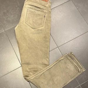 Dondup jeans  - Dondup jeans i storlek 32! Modellen är George! Färgen är khaki! Skriv om frågor & funderingar!