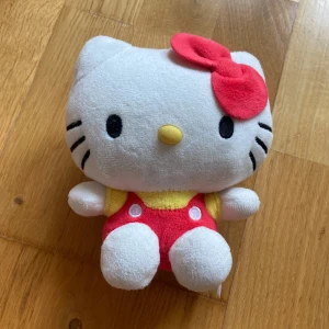 Hello kitty  - En liten hello Kitty nalle. 