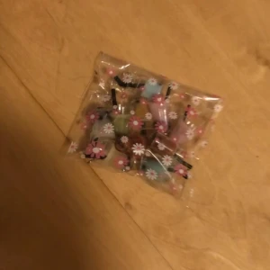 10 pack med Färgglada bubble tea berlocker - Säljer ett set med 10 st berlocker formade som små bubble tea-glas i olika färger som blå, grön, rosa och brun. Varje berlock har ett sugrör och svarta pärlor som boba. Perfekt accessoar för dig som sticka ut med något gulligt! 