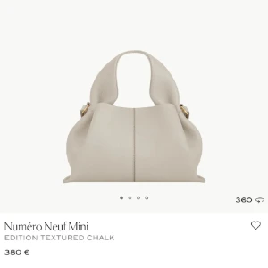 Polène Numéro Neuf Mini handväska beige - Säljer en Polène Numéro Neuf Mini handväska i en ljusbeige nyans. Osäker på äkthet därför priset💞