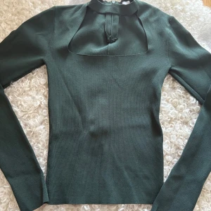 Mörkgrön topp från Zara - Supersnygg mörkgrön topp från Zara, endast använd fåtal gånger så i bra skick 