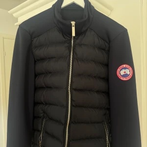  Canada Goose jacka - Mörkblå canada goose jacka. Först till kvarn.