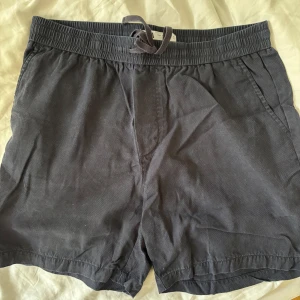 Zara shorts mörkblå - Säljer ett par mörkblåa Zara shorts. Används ej längre. Storlek M