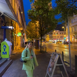 Mintgrön oversized kostym med kavaj - Säljer en trendig mintgrön kostym med oversized kavaj och matchande raka byxor. Kostymen är riktigt snygg och passar till många tillfällen