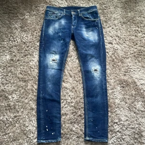 dondup george  - säljer nu dessa sjukt snygga jeansen från dondup i modellen george, nypris 3000 mitt pris endast 1099! svåra att få tag på, skriv om du har någon fråga// armadiosell