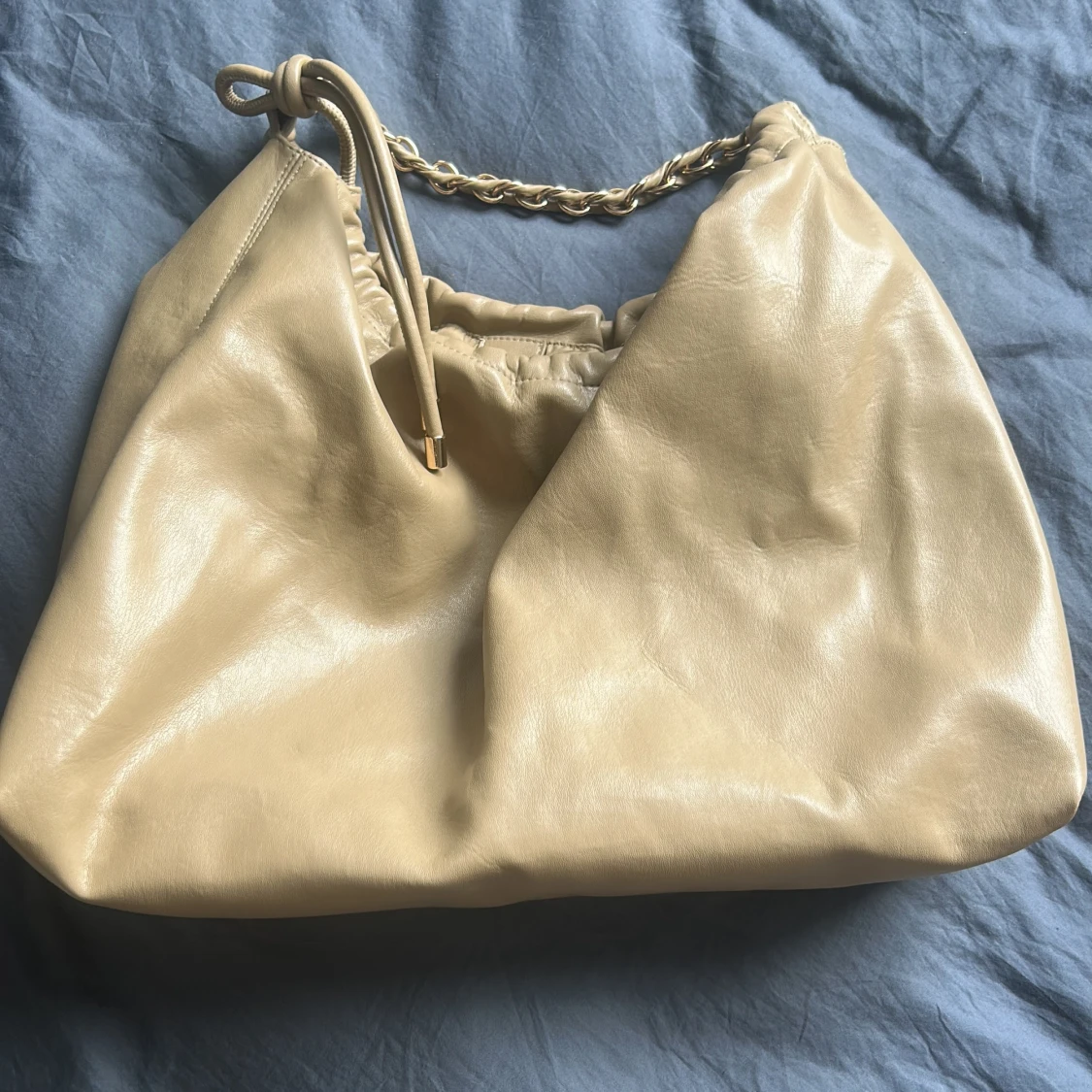 Beige axelväska i skinn från H&M - 1