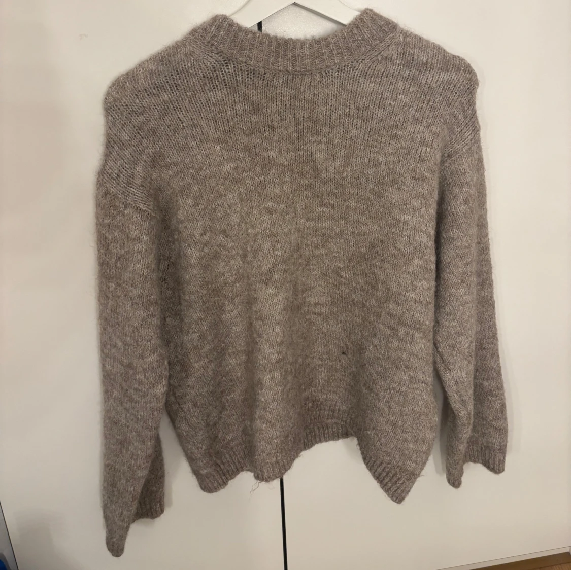 Beige stickad tröja med rund hals