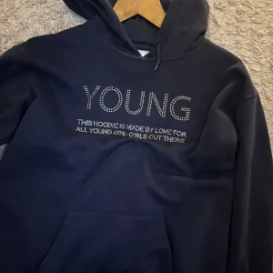 Marinblå/svart hoodie young ⭐️⭐️ - Marinblå hoodie ifrån Gina tricot i st 158/164!💕 fin och mysig säljs inte längre och inte gjort på 1 år⭐️ använt fåtal gånger !💕❤️