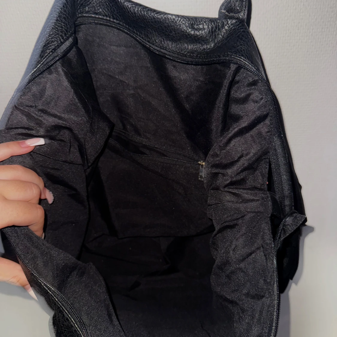 Svart axelväska i skinnlook - 3