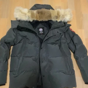 Canada goose Wyndham parka - Inte använd mycket. Har ny jacka så använer inte den längre 