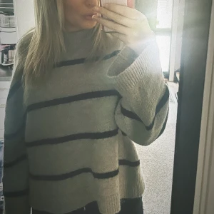 Beige randig stickad tröja - Mysig  stickad tröja i beige med svarta horisontella ränder i storlek S i superbra skick💕