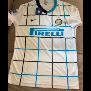 Vit inter Milan t shirt  helt ny  - Helt ny inter Milan t shirt. Det står storlek L men passar också M 