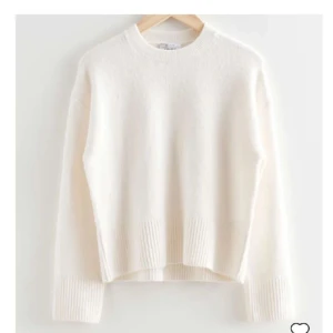 Vit stickad tröja med ribbade detaljer - Mysig vit stickad tröja med rund halsringning och ribbade muddar vid ärmslut och nederkant. Tröjan har en avslappnad passform och super skön och mjuk! 🥰