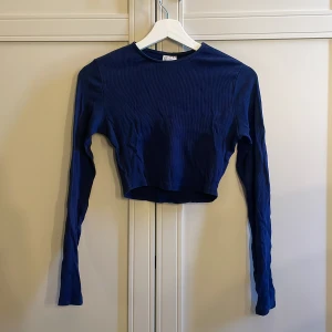 Tröja - Marinblå ribbad tröja från H&M i storlek S