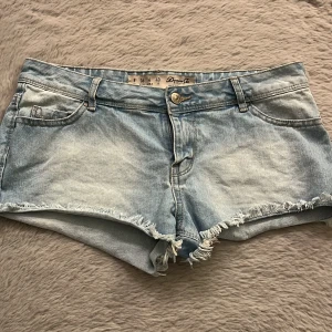 Lågmidjade jeans shorts - Så fina ljusblå jeans shorts med låg midja. Midjemått tvärs över: 40 cm, grenmått: 21,5 cm💞💞💞