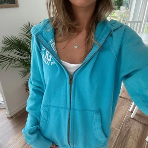 Hollister zip - En zip från Hollister i storlek M, kan upplevas som oversize. Tröjan är i väldigt fint skick. Se liknande zip i min profil! Fri frakt tom 27/7. E61