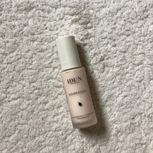 IDUN Minerals Norrsken Foundation 203 Saga - IDUN Minerals Norrsken Foundation i nyansen 203 Saga. Endast testad för att se om färgen var rätt med en pensel, annars aldrig använd. Säljer på grund av att färgen var fel. 