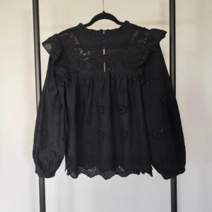 Blus Mango - Svart blus från Mango