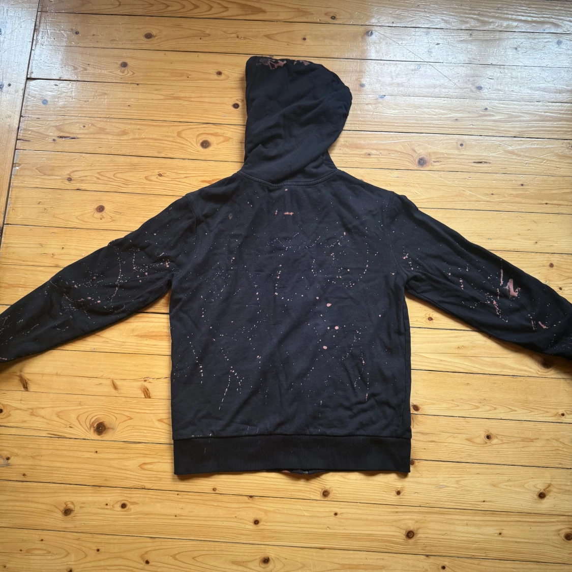 Svart hoodie med skelett och blommor - 2