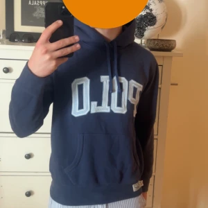 Polo Ralph lauren hoodie  - As fet hoodie i storlek s killen på bilden är 172 och sitter extremt bra ny pris på denna är 1899 och mitt pris 999 men priset kan diskuteras vid en snabb och smidig affär 