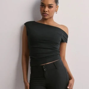 Svart asymmetrisk topp - Svart topp💌