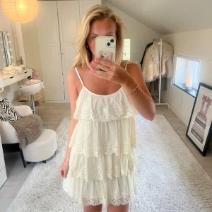 Vit spets volang klänning - Miniklänning i spets med volang 🥰