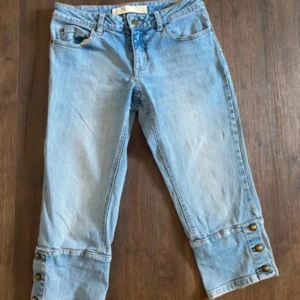 Shorts - Lite längre shorts, går ca mellan fötterna o knäna. Oklart på märket. Står storlek 29 men skulle säga ca s - m