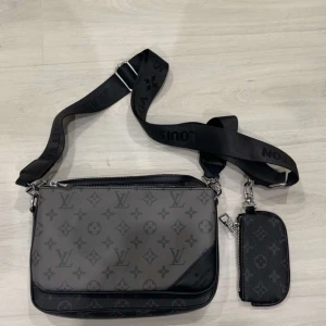 Axelväska - Säljer en fin svart axelväska i nyskick.