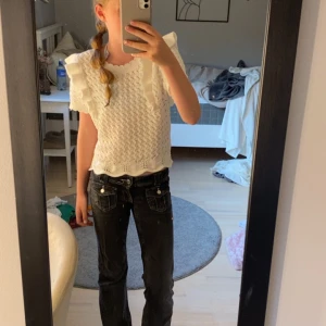 Svarta jeans med fickor där fram  - Säljer mina svart/gråa jeans från Gina Tricot, då dom är för små 😊                