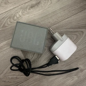 JBL högtalare  - Fungerar utmärkt, väldigt flexibel att ha med sig. Laddare ingår 