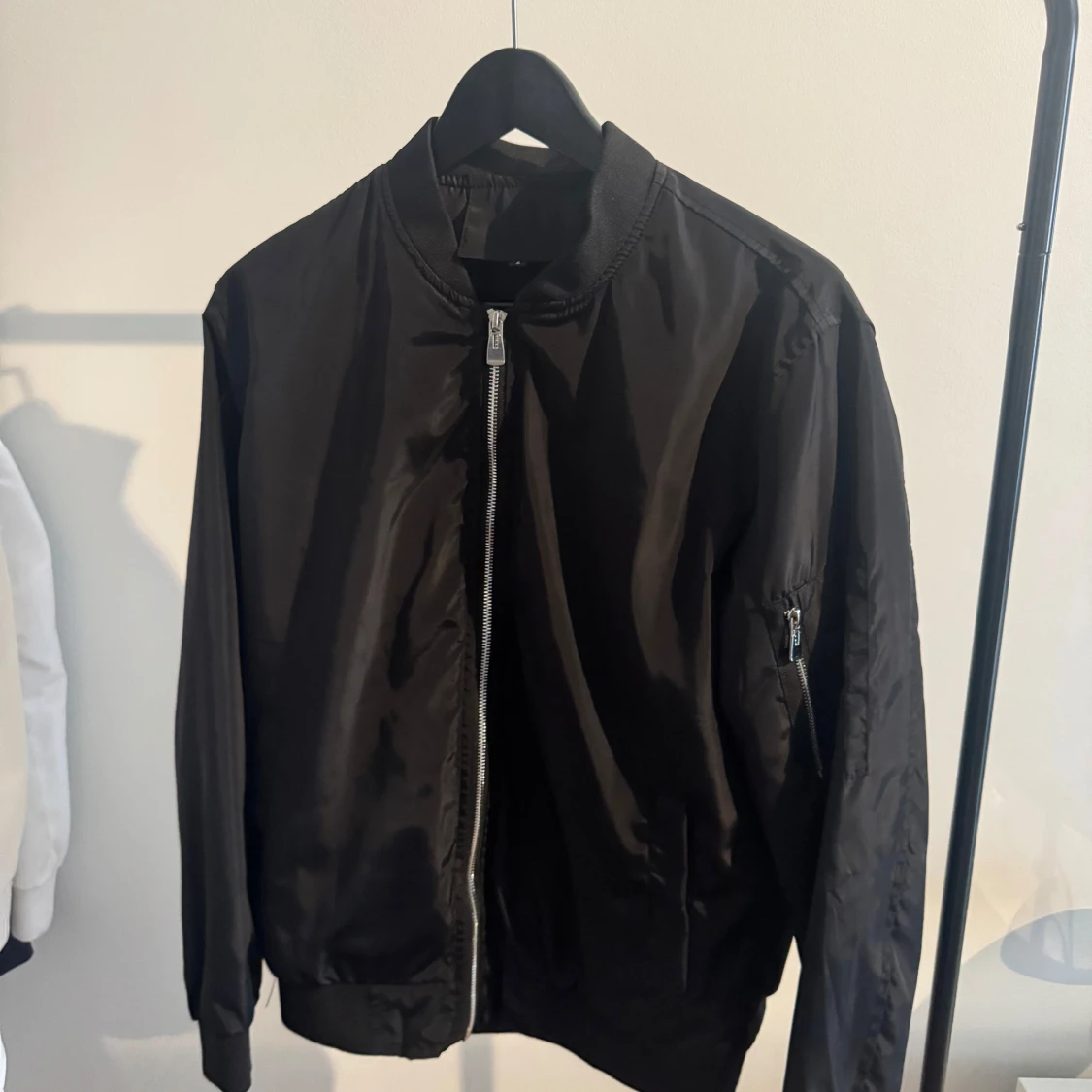 Svart bomberjacka med dragkedja