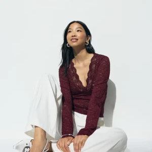 Vinröd spetsblus  - Vinröd långärmad blus från Gina. Använd ett fåtal gånger, så nästan som ny. 