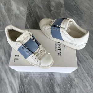 Valentino Open skor  - Valentino Open - Skick: Jättefint skick  - Storlek 36 - Tillbehör: Två Valentino dustbags - Nypris: 6000kr - TrendWardrobe