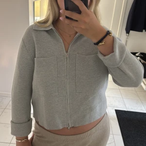 Grå  kofta med dragkedja - Snygg grå  kofta med dragkedja framtill och två stora fickor❣️