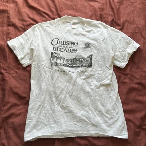 Vit vintage t-shirt - Vit t-shirt i bomull från Oneita med svart tryck framtill 